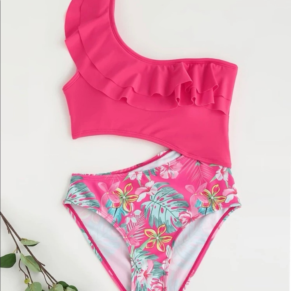 New Girls Swimsuit size 8Y